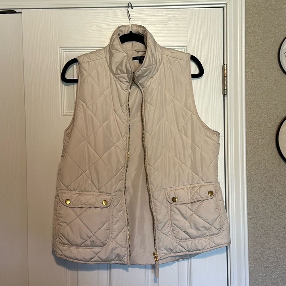 Quinn cream puffer vest with gold details and functional pockets. Size large